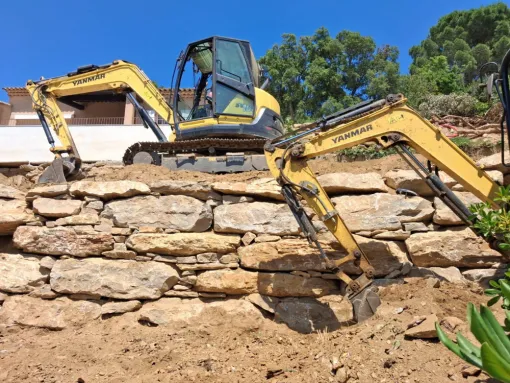 Réalisation d'un enrochement pour soutenir une piscine au rayol-canadel RCVA BTP