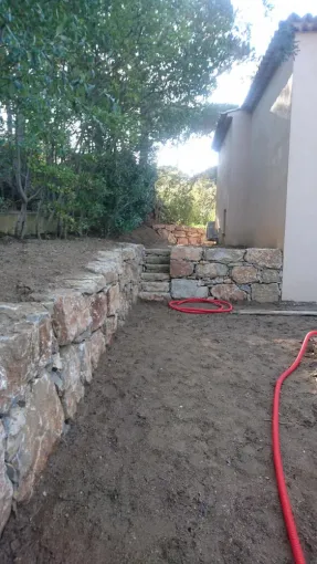 Réalisation d'un terrassement et d'un enrochement à Grimaud, Golfe de Saint-Tropez, RCVA BTP
