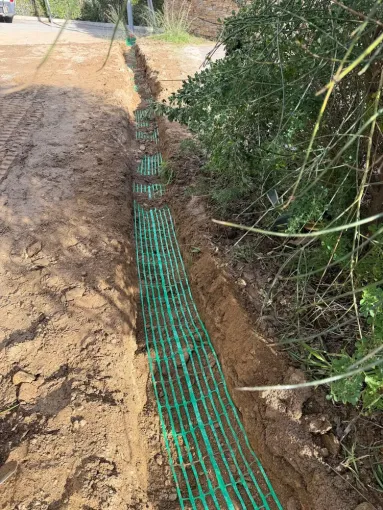 Réalisation d'une tranchée pour le réseau télécom à Cavalaire, Golfe de Saint-Tropez, RCVA BTP