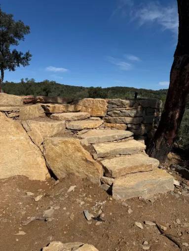 Réalisation d'un enrochement avec un escalier en pierre à Cogolin, Golfe de Saint-Tropez, RCVA BTP