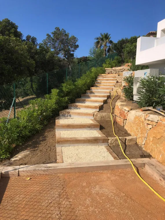 Aménager un terrain en créant des allées en gravier et des bordures, Cavalaire, RCVA BTP
