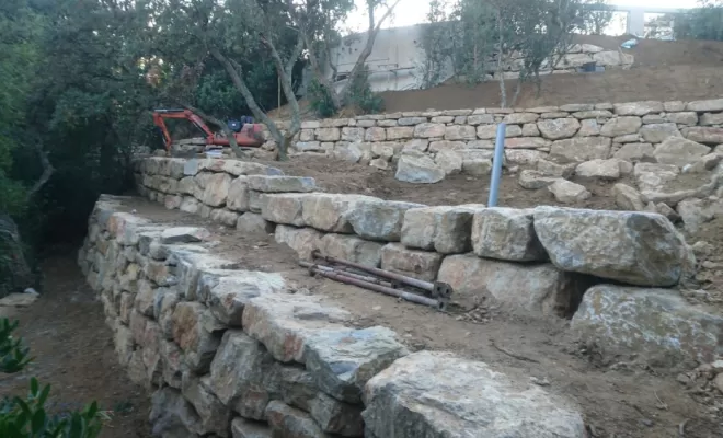 Réalisation d'enrochements à GRIMAUD
