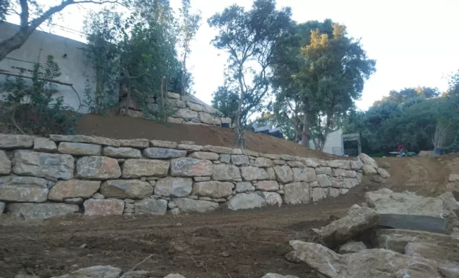 Faire des travaux d'enrochement sur un terrain en pente, Golfe de Saint-Tropez, RCVA BTP