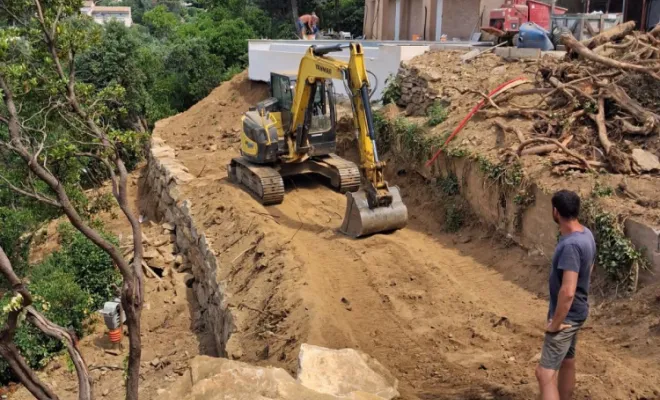 Réalisation d'un enrochement pour soutenir une piscine au rayol-canadel RCVA BTP