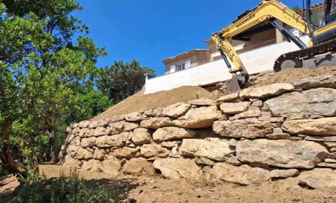 Réalisation d'un enrochement pour soutenir une piscine au rayol-canadel RCVA BTP