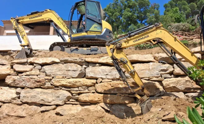 Réalisation d'un enrochement, Grimaud RCVA BTP