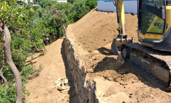 Réalisation d'un enrochement pour soutenir une piscine au rayol-canadel RCVA BTP