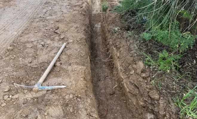 Réalisation d'une tranchée pour le réseau télécom à Cavalaire, Golfe de Saint-Tropez, RCVA BTP