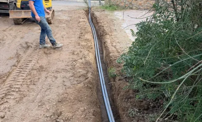 Réalisation d'une tranchée pour le réseau télécom à Cavalaire, Golfe de Saint-Tropez, RCVA BTP