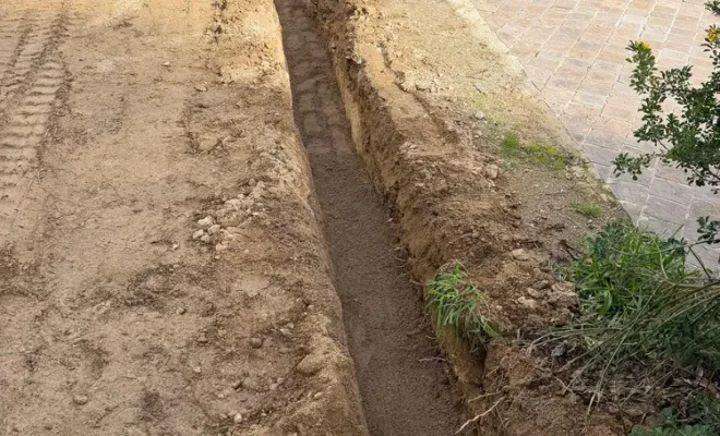 Réalisation d'une tranchée pour le réseau télécom à Cavalaire, Golfe de Saint-Tropez, RCVA BTP