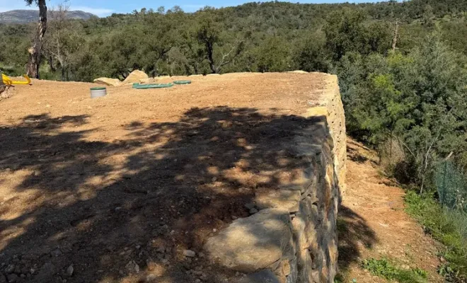 Réalisation d'un enrochement avec un escalier en pierre à Cogolin, Golfe de Saint-Tropez, RCVA BTP