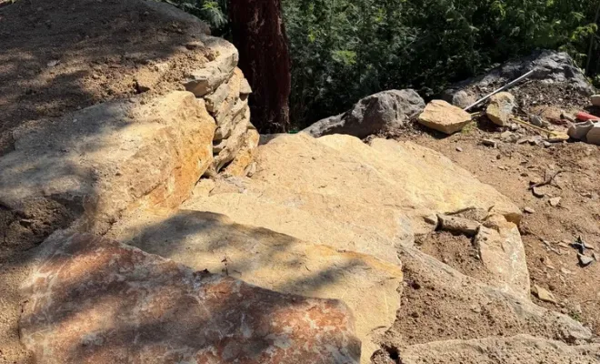 Réalisation d'un enrochement avec un escalier en pierre à Cogolin, Golfe de Saint-Tropez, RCVA BTP