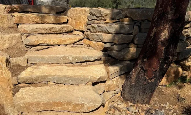 Réalisation d'un enrochement avec un escalier en pierre à Cogolin, Golfe de Saint-Tropez, RCVA BTP